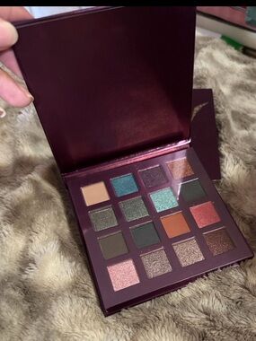 Vibrant Jewel & Neutral Eyeshadow Palette — Multi-Finish Greens, Pinks, Browns